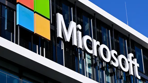 Das Logo von Microsoft und der Schriftzug sind am Gebäude der Zentrale der Microsoft Deutschland GmbH zu sehen.