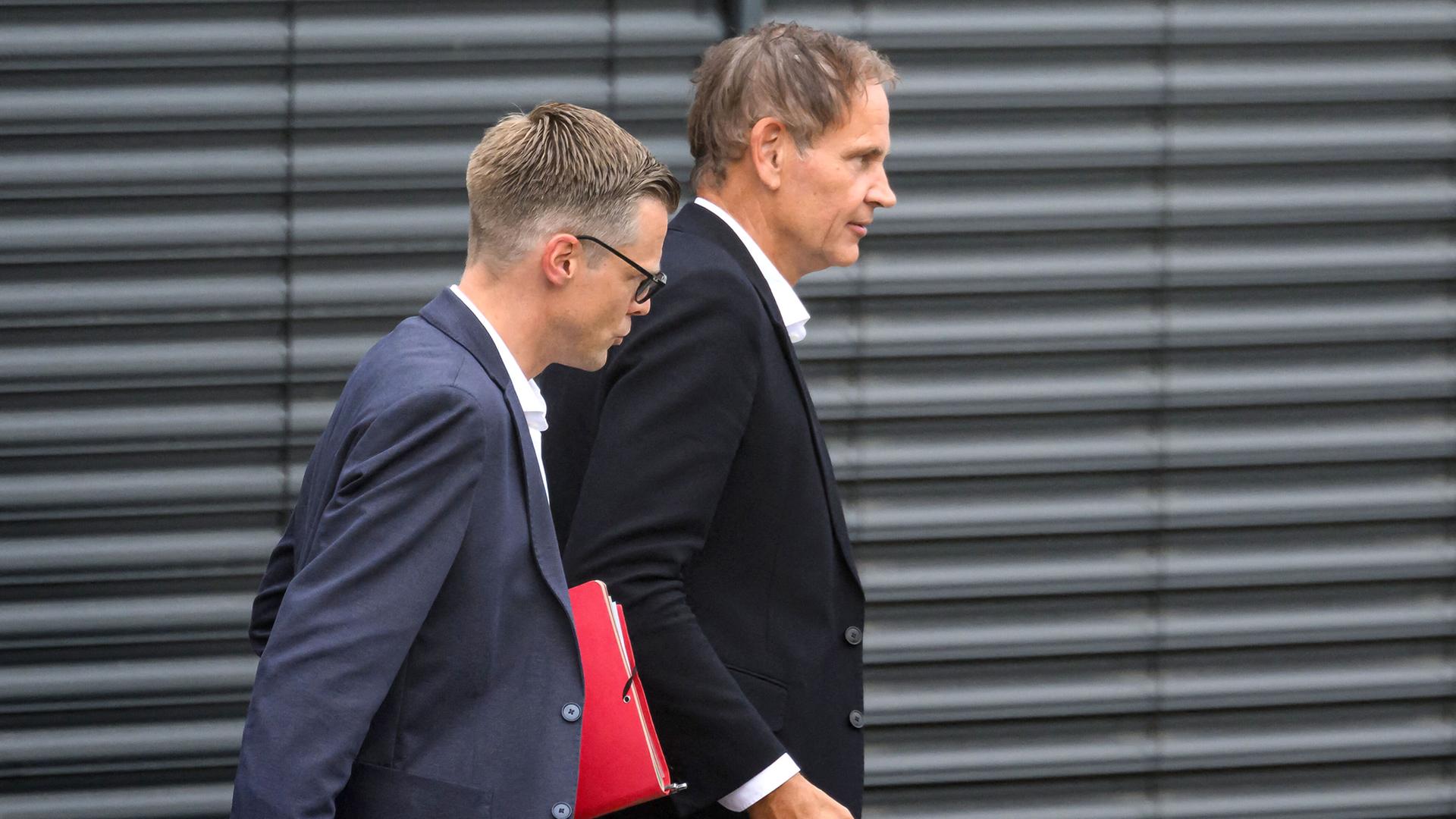 Der VW-Vorstandsvorsitzende Oliver Blume (r) verlÃ¤sst nach einer Veranstaltung das VW-Werk in Zwickau neben Danny Auerswald, Sprecher der GeschÃ¤ftsfÃ¼hrung von Volkswagen Sachsen. | picture alliance/dpa | Hendrik Schmidt