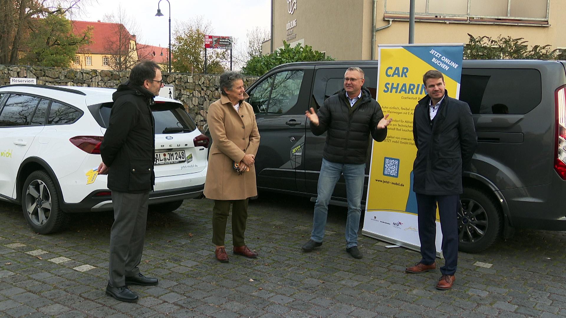 Mehrere Personen bei Carsharing-Eröffnung | MITTELDEUTSCHER RUNDFUNK
