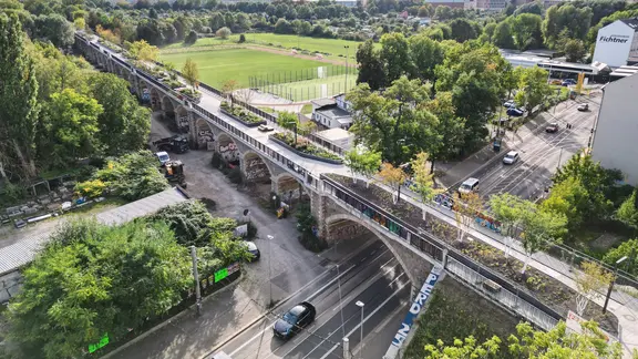 Blick auf den mit Bäumen und Sträuchern bepflanzten und mit Sitzgelegenheiten ausgestatteten Sellerhäuser Viadukt. (Luftaufnahme mit Drohne) Die über 100 Jahre alte ehemalige Eisenbahnbrücke wurde als Teil des „Parkbogens Ost“ unter anderem mit 58 Bäumen bepflanzt.