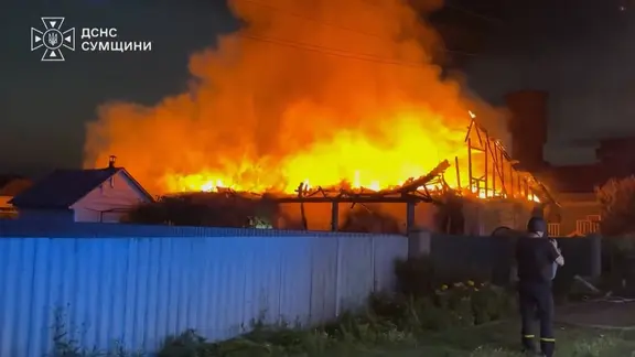 Ein brennendes Haus in der Nacht nach einem russischen Luftangriff. 