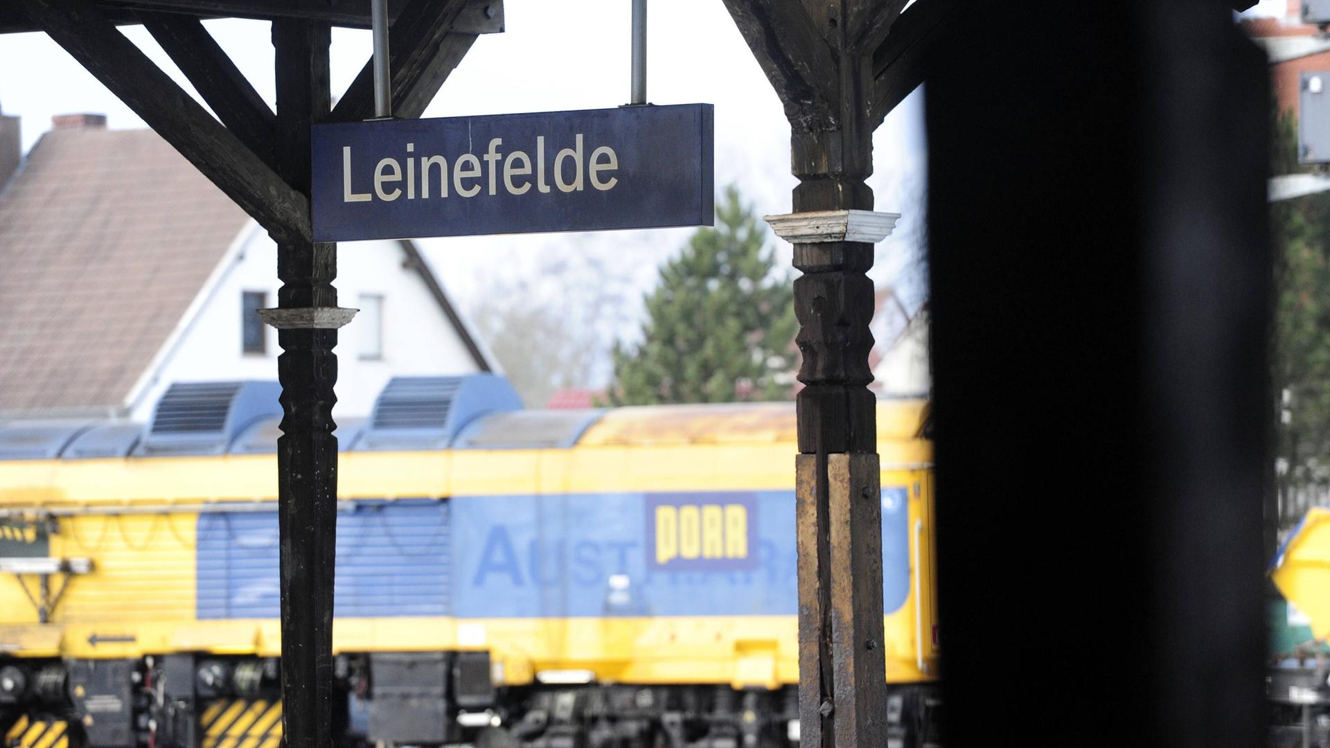 Das Bahnhofsschild für den Bahnhof Leinefelde ist an einem Holzdach befestigt. Bahnhof Leinefelde in Thüringen |  IMAGO / Klaus Martin Höfer