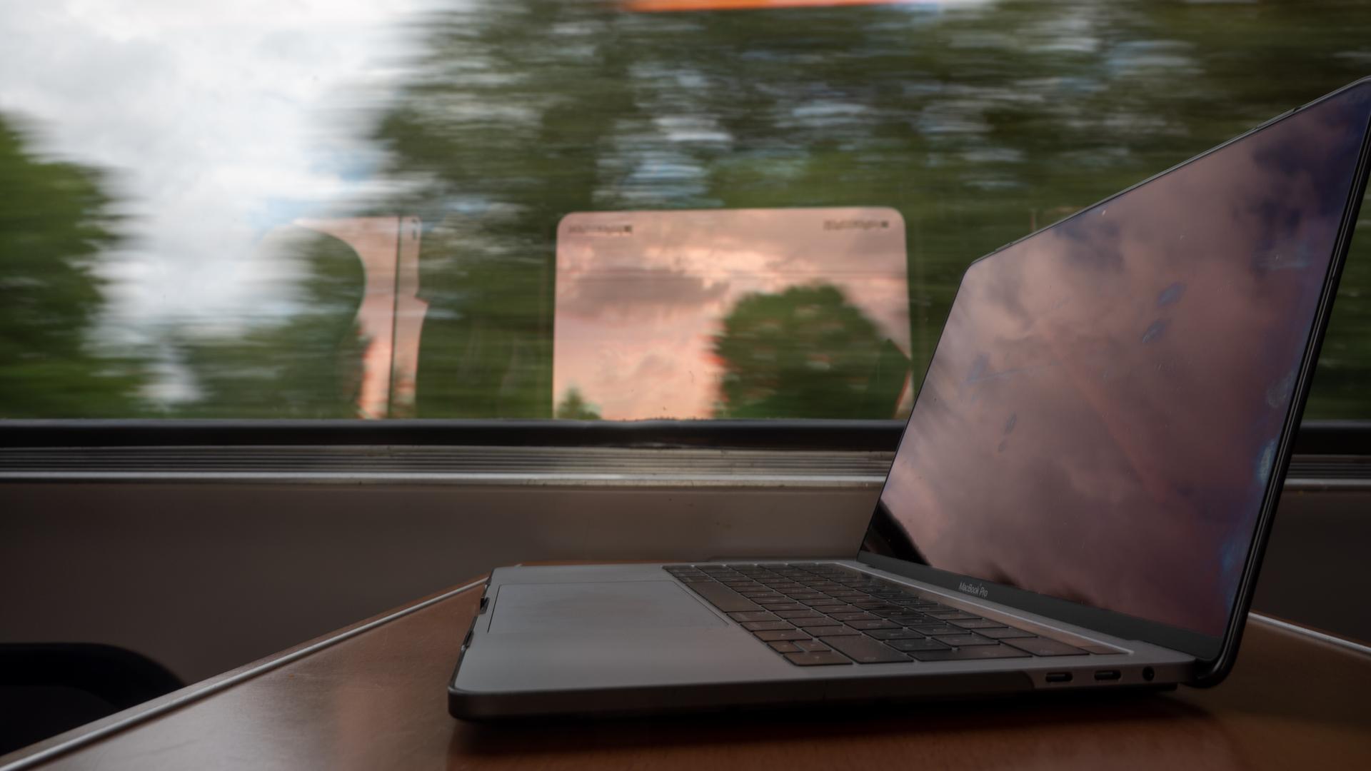Die Ausstattung der Regionalzüge mit WLAN kommt in Thüringen schrittweise weiter voran. | picture alliance/dpa | Christophe Gateau