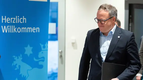 Ein Mann in Anzug läuft durch einen Gang (Mario Voigt, CDU, Ministerpräsident von Thüringen).