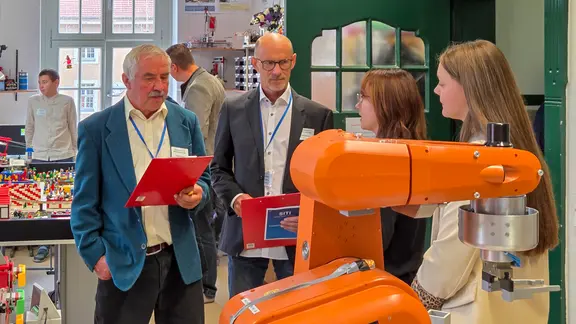 Schüler des SITI Schülerinstituts in Havelberg entwickelten Miniatur Roboterarm.