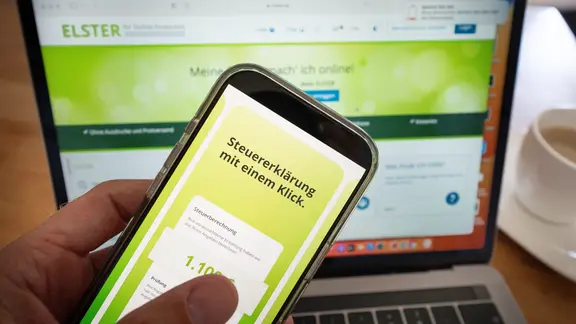Smartphone mit der geoeffneten App MeinELSTER+