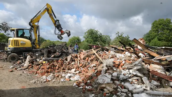 Ein Bagger steht auf den Trümmern eines ehemaligen Wohnhauses. Nach mehreren Explosionen in einem Einfamilienhaus in Weimar-Lützendorf fehlt von einem Bewohner weiterhin jeder Spur.