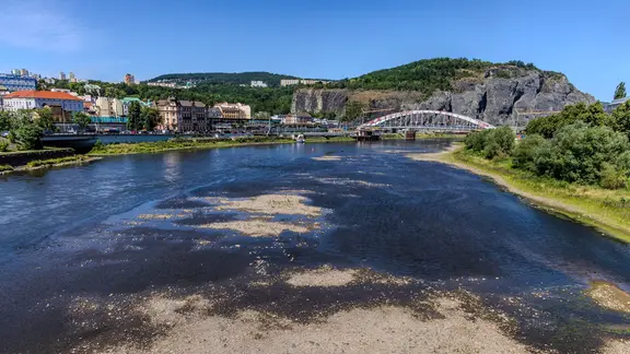 Flachwasserstellen der Elbe in Ústí nad Labem, Tschechische Republik, 10. Juli 2026
