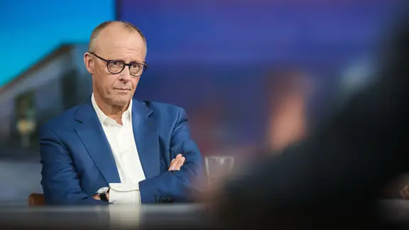 Bundeskanzler Friedrich Merz (CDU) Ende August in der RTL-Sendung "Am Tisch mit Friedrich Merz".