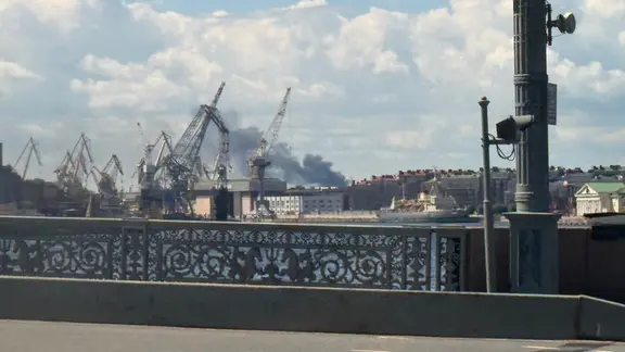 Rauch steigt auf im Hafen von St. Petersburg, Russland.