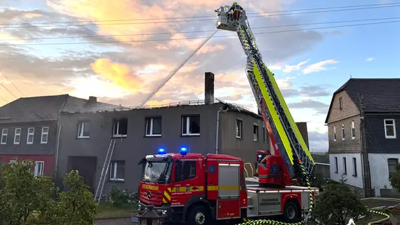 Feuerwehr löscht einen Hausbrand