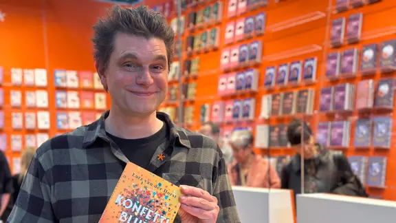 Lutz van der Horst mit seinem Buch auf der Leipziger Buchmesse 2026.