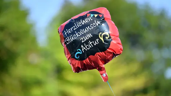 Luftballon mit Glückwunsch zum bestandenen Abitur