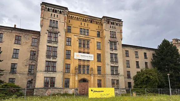 Die Fassade des denkmalgeschützten Gebäudes Mandaukaserne von 1868 sieht majestätisch, aber auch bröcklig aus.