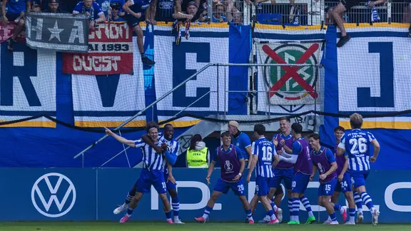 Elias Löder (Jena) jubelt über das Tor zum 1:1 gegen Darmstadt. 