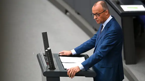 Bundeskanzler Friedrich Merz steht am Rednerpult im Bundestag und gibt eine Regierungserklärung ab