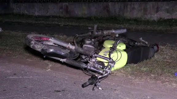 Ein Moped liegt nach einem Unfall am Straßenrand