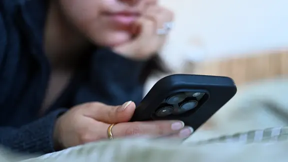Eine Frau schaut auf ihr Handy