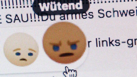 Symbolbild Hasskommentar mit Emoji