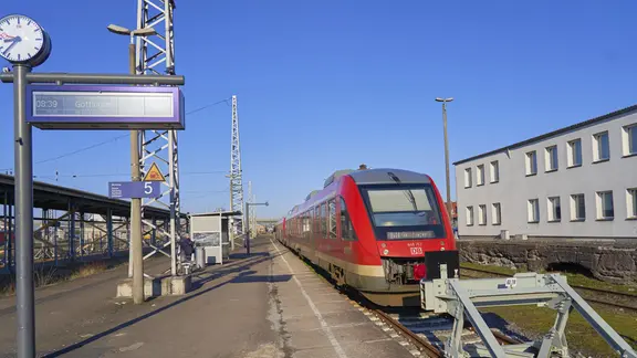 Ein Regionalzug steht am Bahnhof Nordhausen.