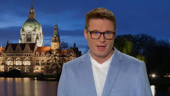 NDR-Reporter Bertil Starke spricht in die Kamera.