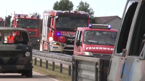 Verschiedene Einsatzfahrzeuge auf einer Straße