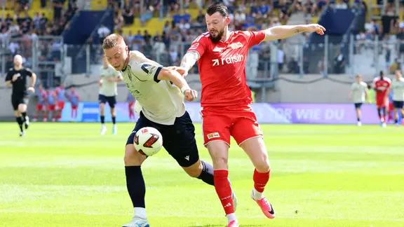 Zwei SPieler kämpfen um den Ball