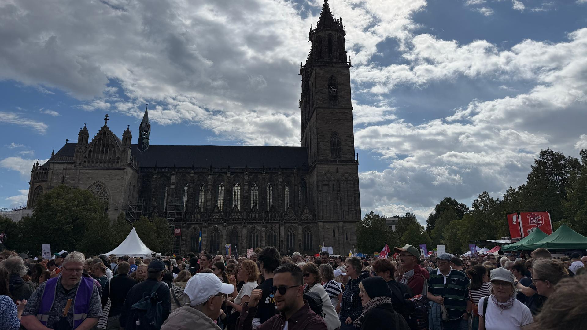 Tausende feiern Demokratiefest auf Magdeburger Domplatz