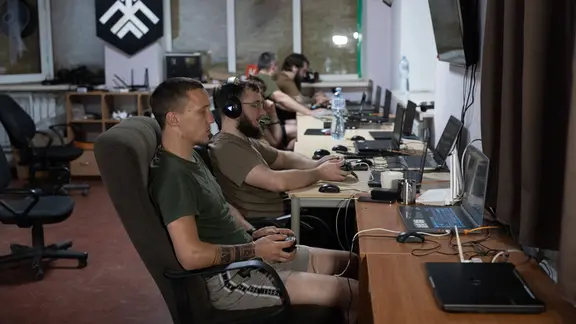 Soldaten der ukrainischen Brigade Khartiia bei Steuerung automatische Waffensysteme 