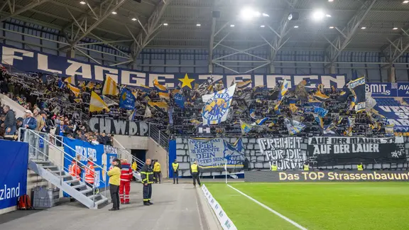 FC Carl Zeiss Jena - 1. FC Lok Leipzig, Fans von Jena in der Südkurve, Flagge zeigen, Freiheit für die Kurve, Auf der Mauer, auf der Lauer
