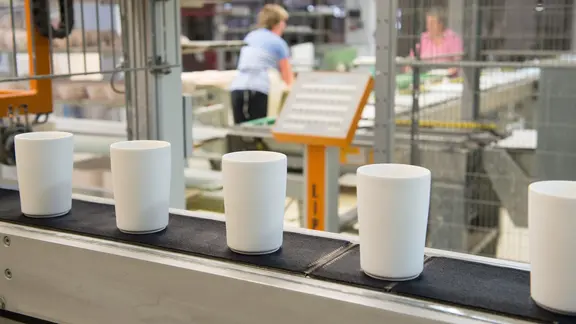 Becherglasieranlage in der Produktionshalle der Kahla Porzellan GmbH in Kahla. Der traditionsreiche Porzellanhersteller Kahla steckt in finanziellen Schwierigkeiten. Deswegen sei beim Amtsgericht Gera die Eröffnung eines Insolvenzverfahrens zur Sanierung in Eigenverwaltung gestellt worden, teilte das Unternehmen mit Sitz in Kahla bei Jena mit.