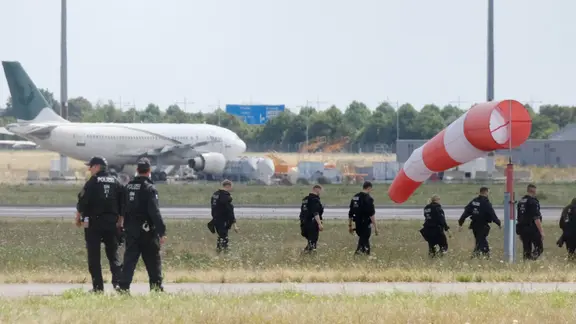 Polizeihunderschaft läuft das Flughafengelände Leipzig/Halle ab
