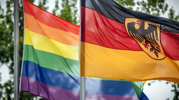 Eine Regenbogenflagge weht neben der Deutschlandfahne vor dem Bundesverteidiungsministerium. 