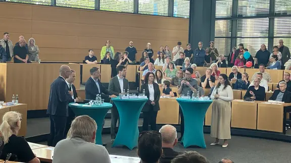 Die Politiker stellten sich den Fragen des Publikums. 