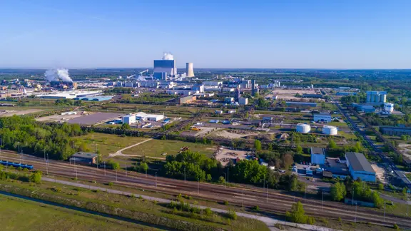 Blick über einen Industriepark mit Kraftwerk