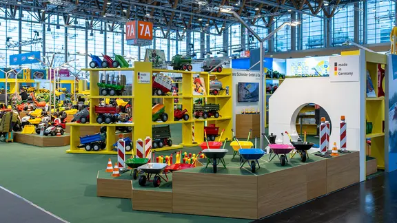 Messestand der Franz Schneider GmbH & Co. KG (rolly toys) auf der 75. Spielwarenmesse in Nuernberg. Praesentiert werden robuste Kinderfahrzeuge und Bauspielzeuge wie Schubkarren, Traktoren, Kipplaster und Absperrelemente. Die Produkte sind unter dem Label Made in Germany ausgestellt. 