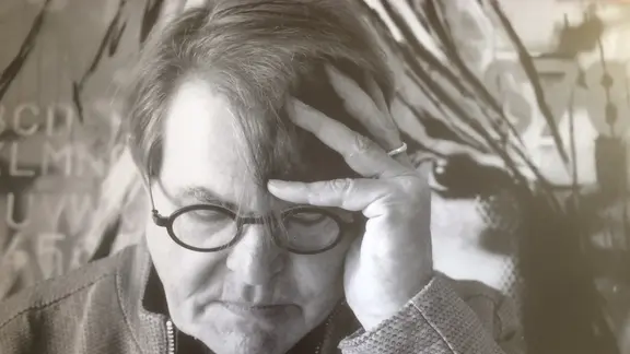Ein Mann mit Brille schaut nachdenklich nach unten. 
