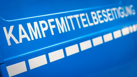 Der Schriftzug «Kampfmittelbeseitigung» ist an einem Einsatzfahrzeug vom Kampfmittelbeseitigungsdienst (KBD) Niedersachsen zu lesen.