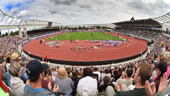 Blick über das Publikum auf den Platz während der Leichtathletikmeisterschaften des DLV im ausverkauften Heinz Steyer Stadion.