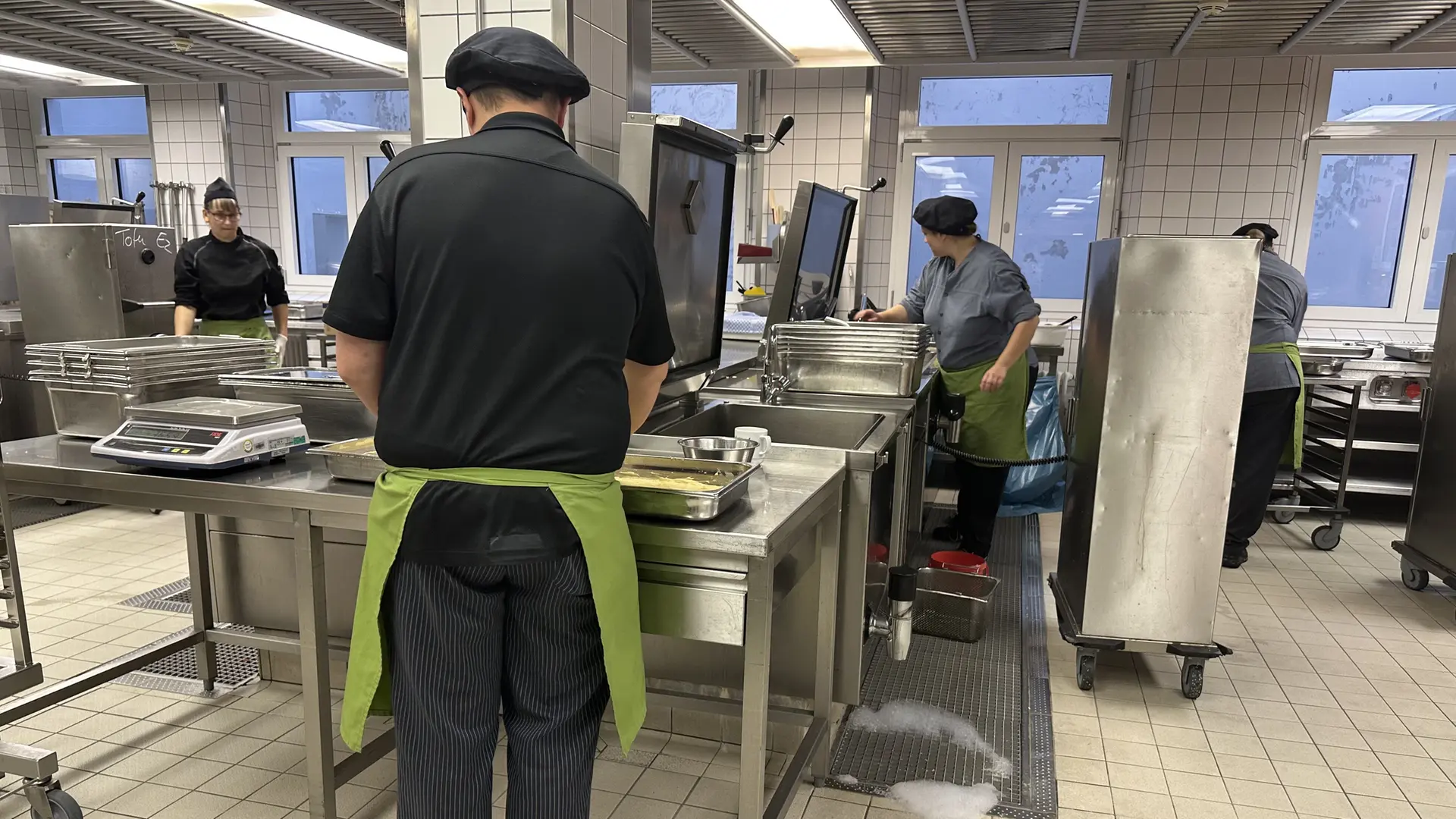 Tausende Essen am Tag: So läuft die Alte Mensa in Dresden | mdr.de