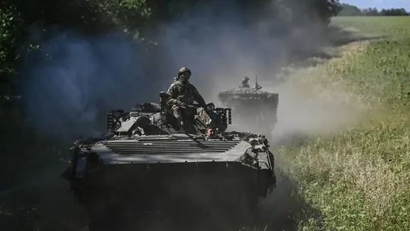 Russischer Schützenpanzer des Truppenverbands Nord am Frontabschnitt Sumy im Norden der Ukraine, 20. August 2026.