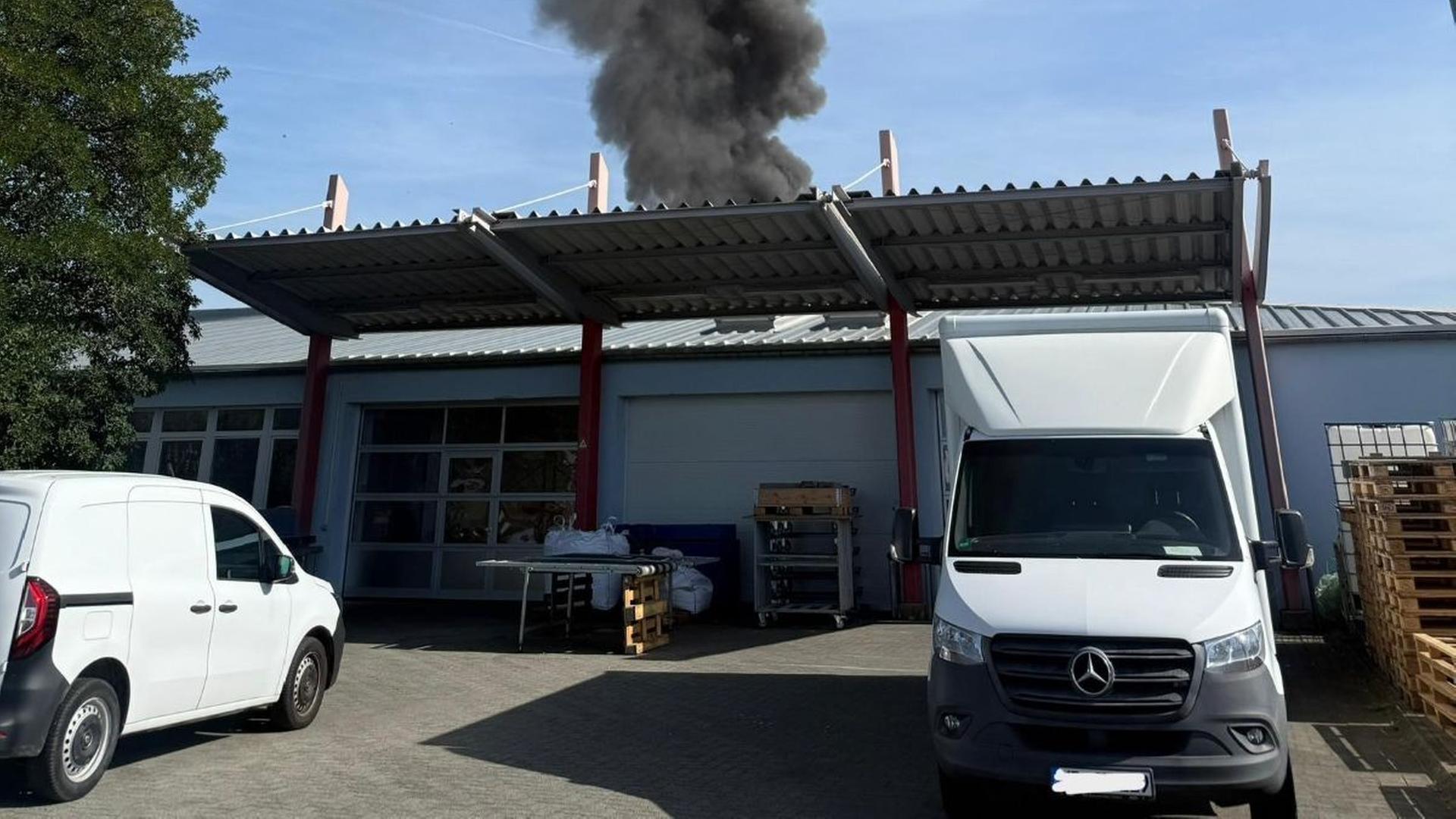 Rauch strömt aus einem brennenden Gebäude, davor steht ein Lkw. | Feuerwehr Lutherstadt Wittenberg