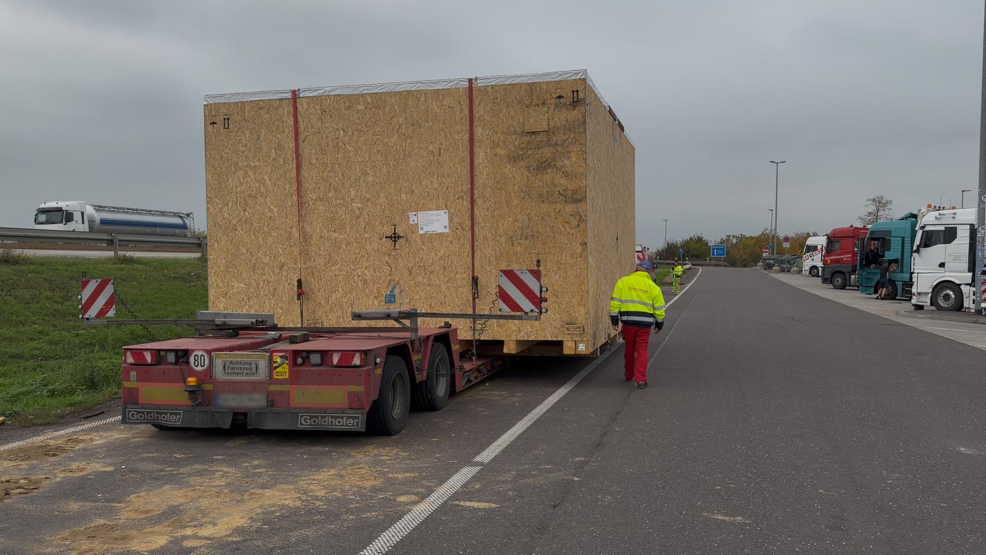 A2: Drei Schwertransporter stecken seit Tagen fest – Spedition äußert sich
