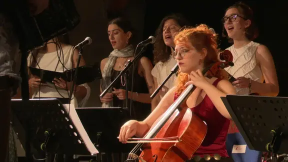Weibliche Mitglieder eines Orchesters auf der Bühhne