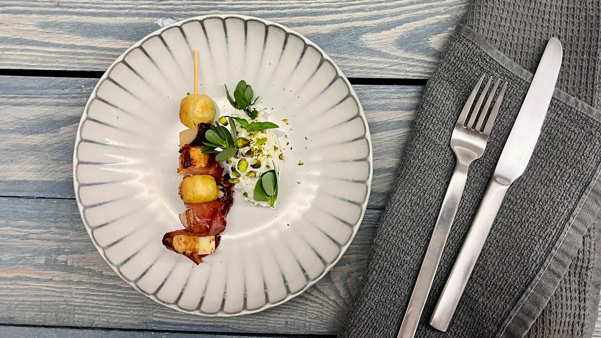 Mais-Chorizo-Taler mit Tomatensalat & knusprigen Gnocchi-Grillkäse-Spießen