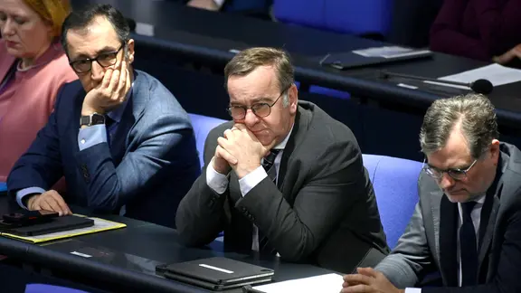 Cem Özdemir und Boris Pistorius sitzen im Bundestag.