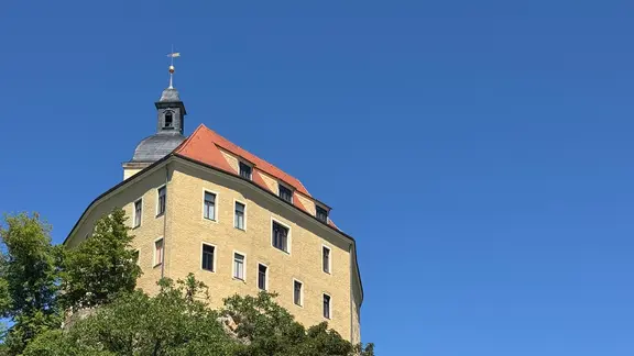 Schloss Hirschstein vor blauem Himmel