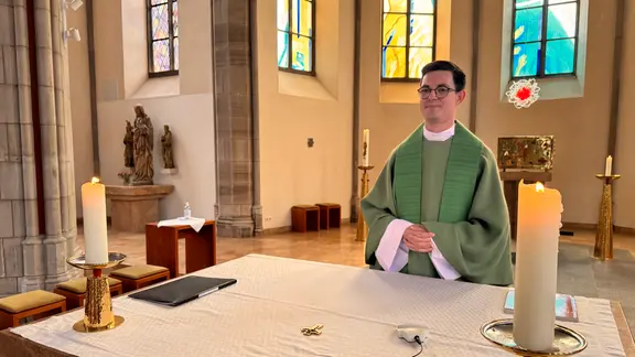Ein Pfarrer an einem Altar.