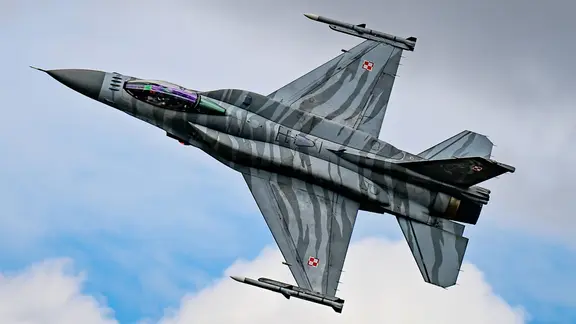 19 07 2025. RIAT Polish Air Force Lockheed Martin F-16C Fighting Falcon - 6 Eskadra Lotnictwa Taktycznego Tiger Demo Team during the Royal International Air Tattoo at RAF Fairford, Gloucestershire on 19 July 2025. RAF Fairford Gloucestershire Editorial use only , Copyright: xDennisxGoodwinx PSI-22408-0164