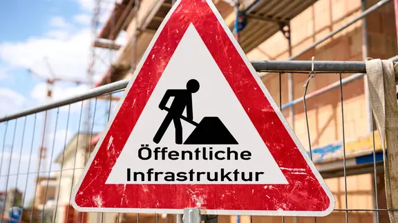 Auf einem Warnschild steht "öffentliche Infrastruktur"